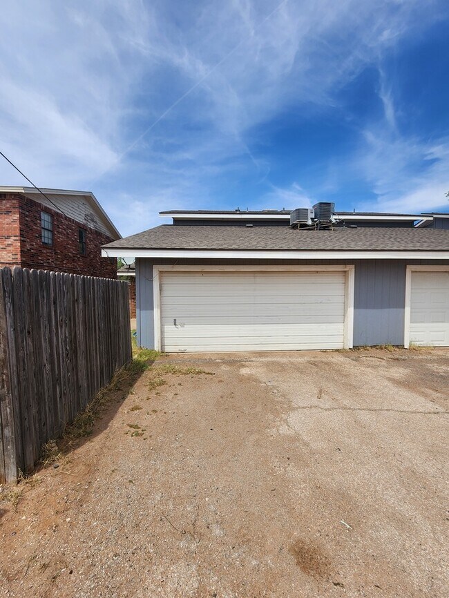 Building Photo - 3 bed 2 bath, 2 story townhome, 2 car garage