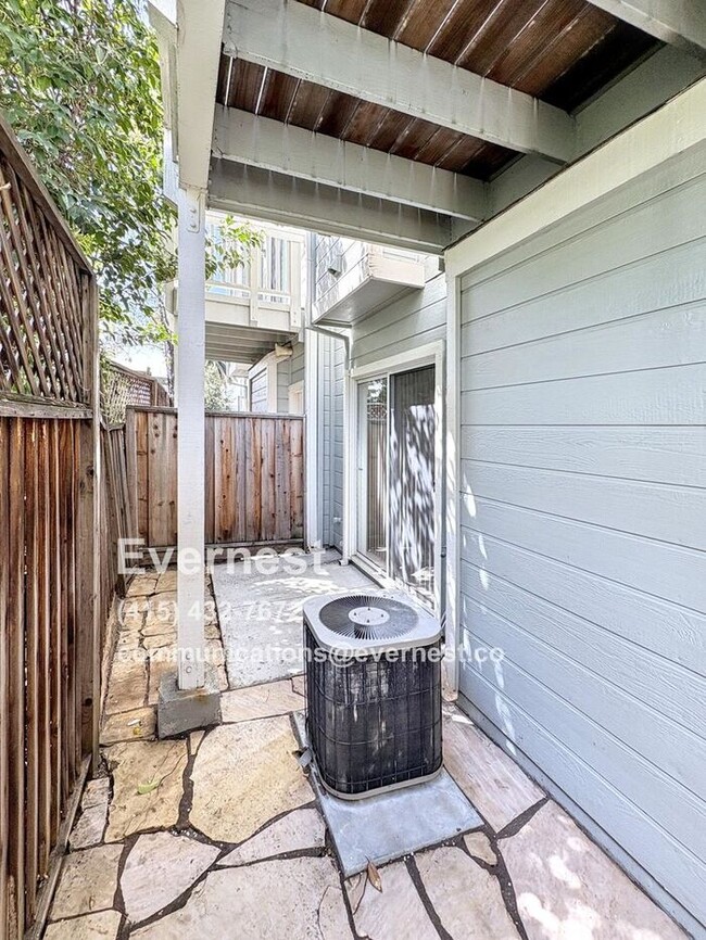 Building Photo - Lovely 2-Bedroom Townhome: Comfort and Con...