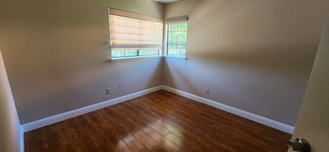 Building Photo - Wonderful 3 Bedroom 2.5 Bathroom Home in E...