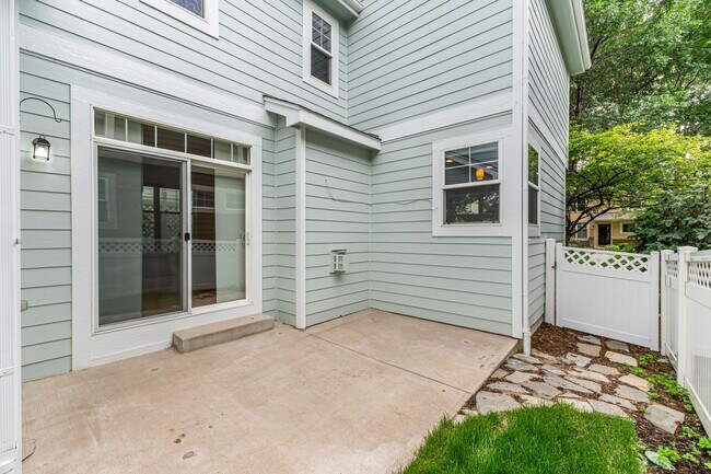 Building Photo - Gorgeous 3-Bed, 2.5-Bath Home With Great Amenities!