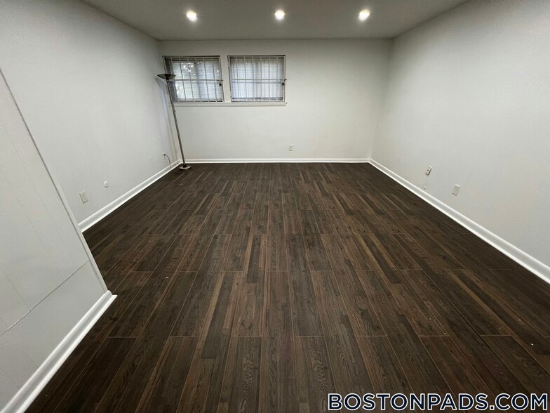 Building Photo - 20 Hubbard Park Rd