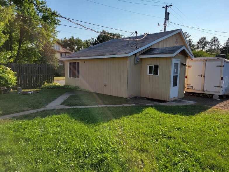Spacious yard - 5691 Mineral Ave