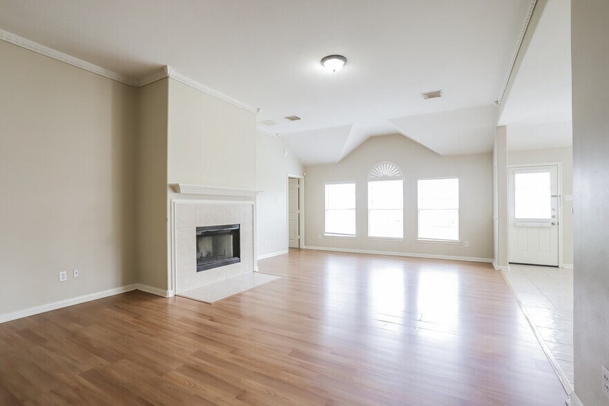 Building Photo - 2011 Pinecreek Pass Ln