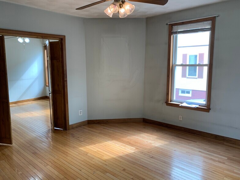 Building Photo - 686 E 7th St
