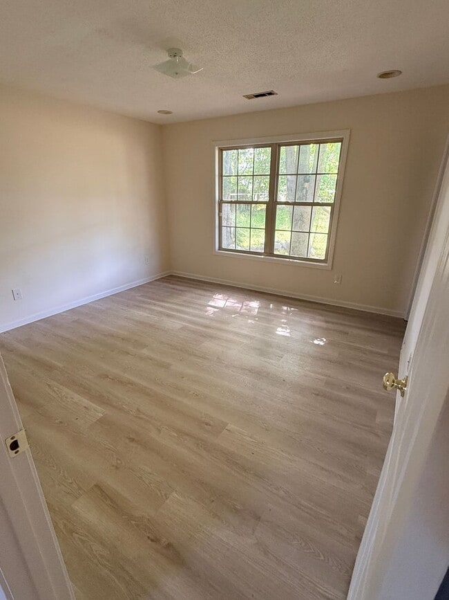 Building Photo - 3 bedroom 2 bath house