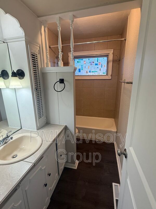 Building Photo - 3105 SE Adams St