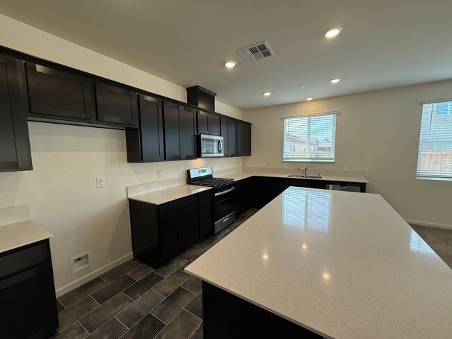 Building Photo - Brand NEW single story home in Hughson!