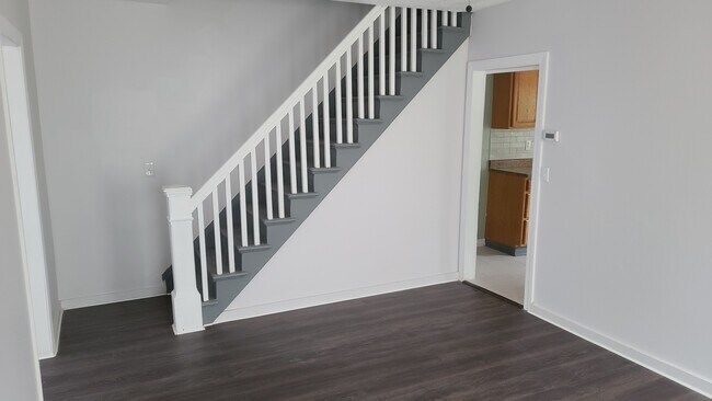 Building Photo - 197 Center St