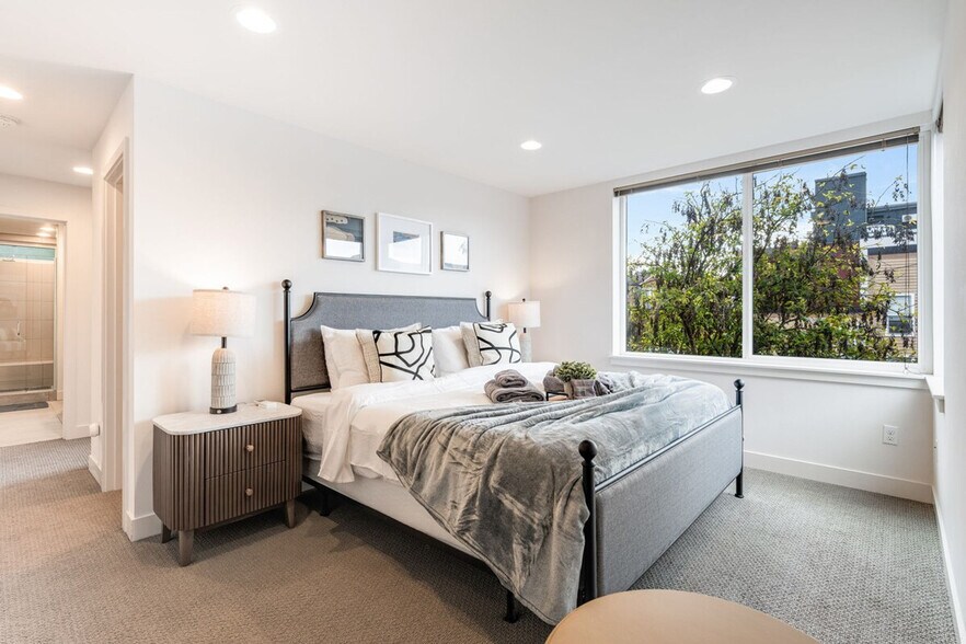 Building Photo - 2319 Franklin Ave E