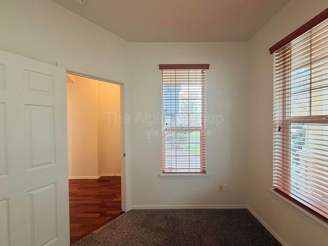 Building Photo - 958 SE Roundelay St