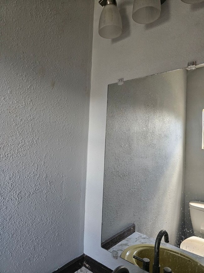 Building Photo - 2 bed 1.5 Bath Mobile Home in Quiet Commun...