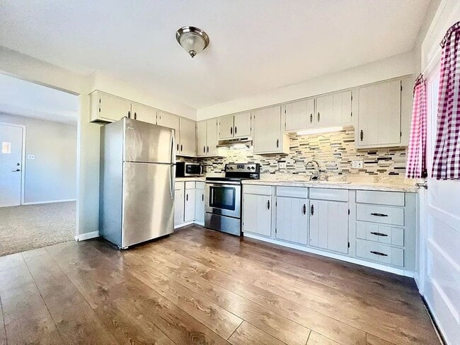 Building Photo - Duplex Unit Now Available!