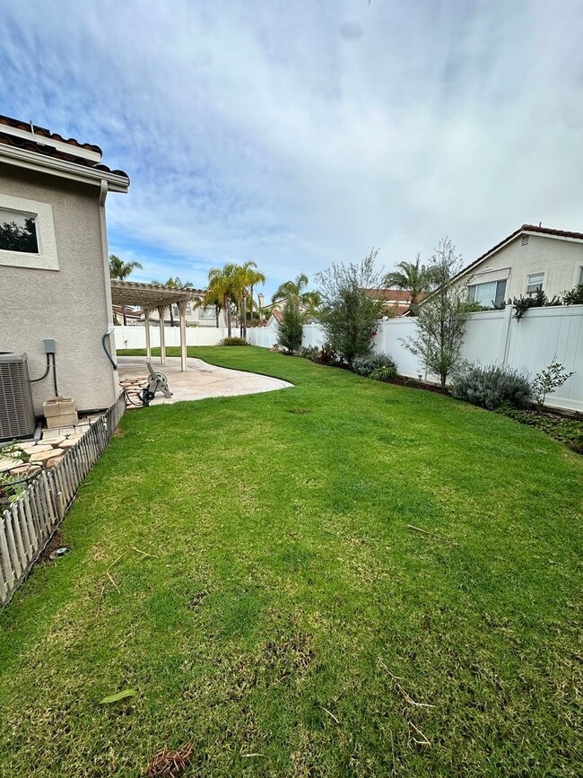 Building Photo - Spacious Living with Room to Grow