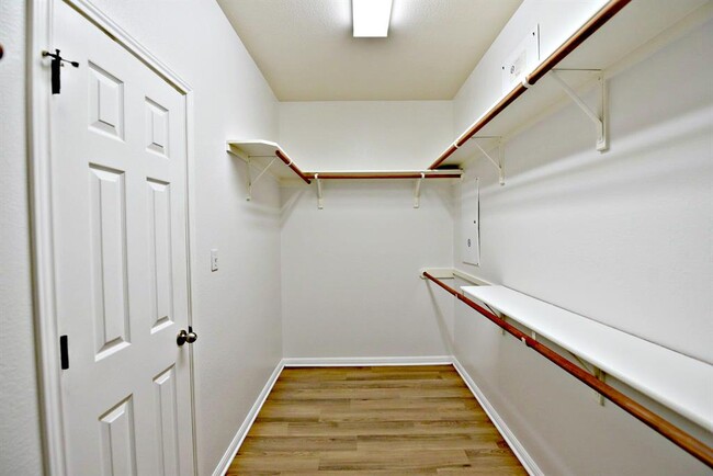 Building Photo - 15012 Fernhill Dr