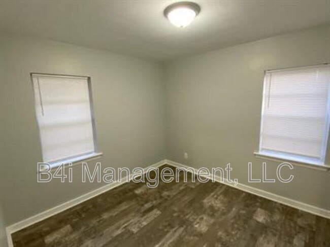 Building Photo - 10 Estes Dr
