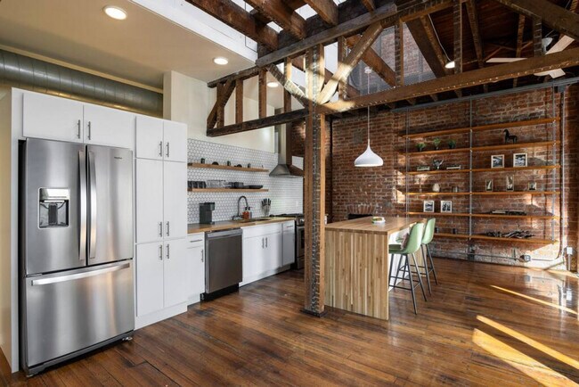 Building Photo - 100 E 13th St