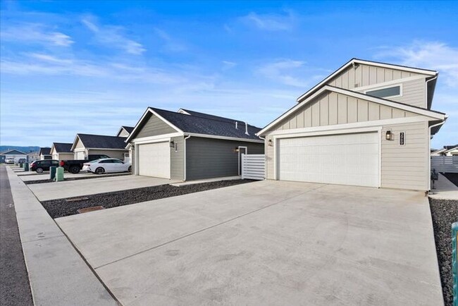 Building Photo - Spacious Two Story Single Family Home