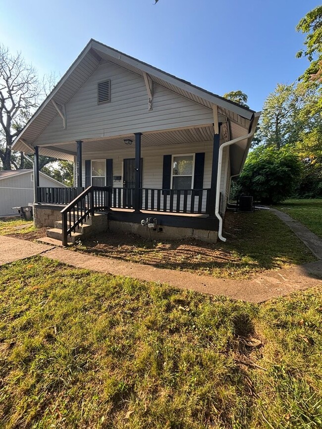 Building Photo - AVAILABLE NOW! MOVE IN SPECIAL! 3 Bedroom, 2 Bathroom in Kansas City! $1,350