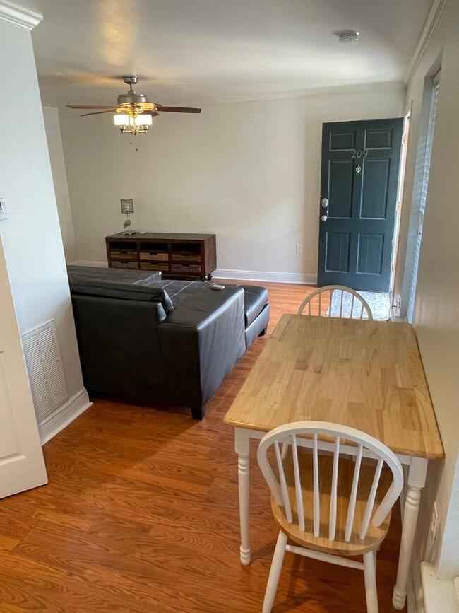 Building Photo - Great Corner Unit in University Area with Gated Parking