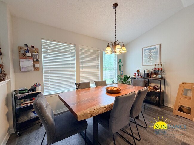 Building Photo - Desirable location & well-maintained 4BR home in Navarre!