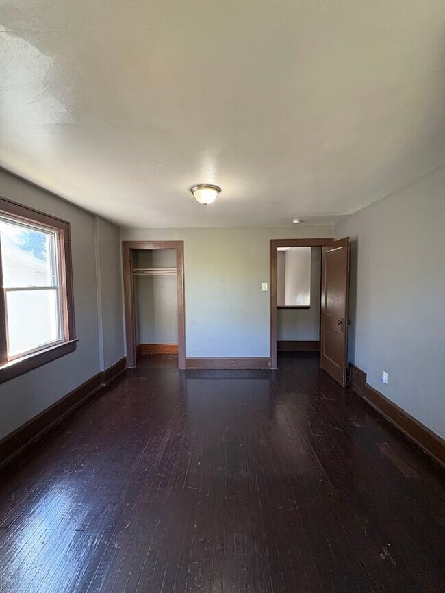 Building Photo - Three bedroom one bathroom home for rent