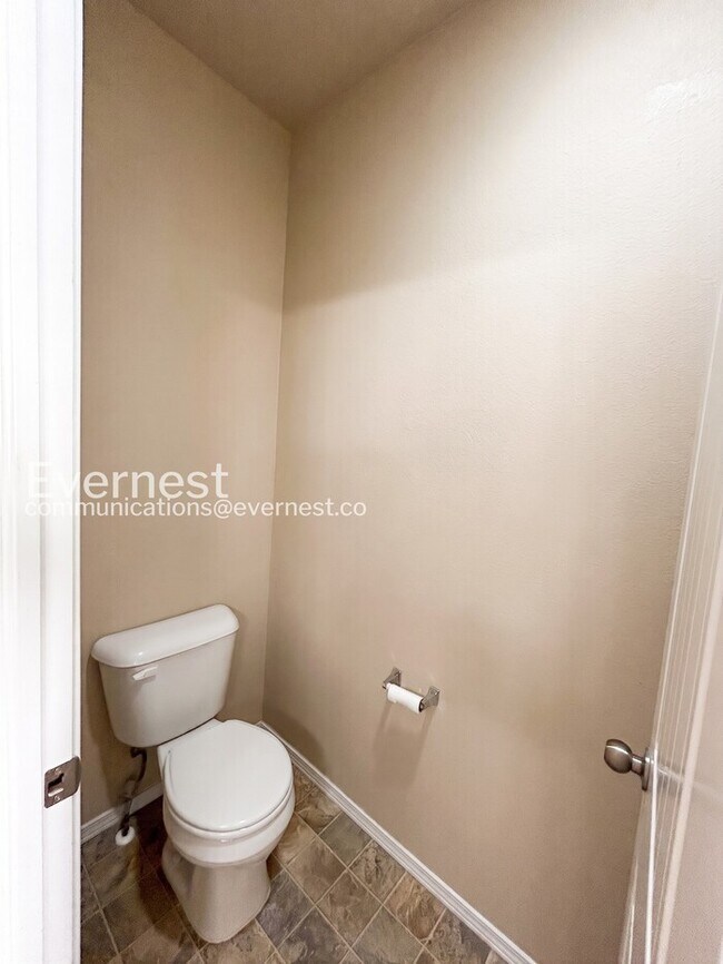 Building Photo - 3 Bed/2.5 Bath Townhome with Modern Amenities / Available Now!