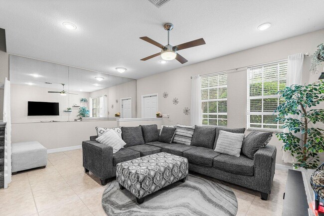 Building Photo - 212 W Thatch Palm Cir