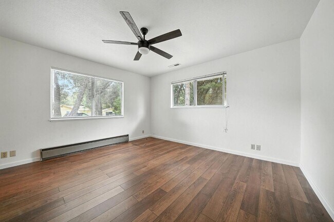 Building Photo - Large 2 Bedroom Home