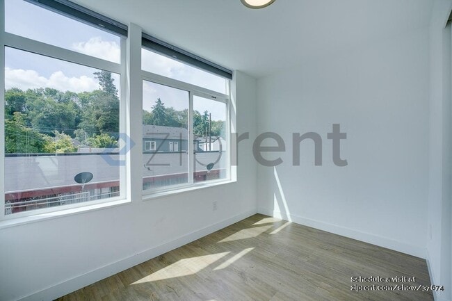 Building Photo - 1061 S Cloverdale St