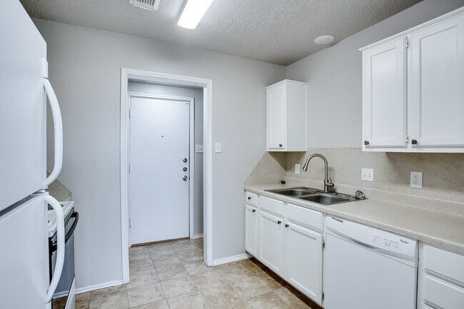 Building Photo - Spacious 2/2.5/2!