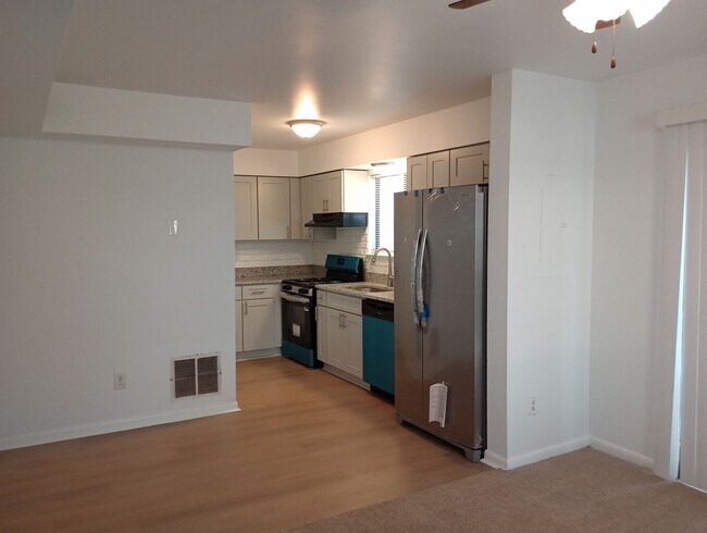 Building Photo - 3 Bedrooms, 2.5 Bathrooms Condo Rental