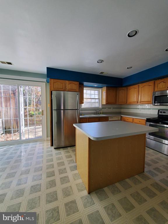 Building Photo - 652 Currant Ct