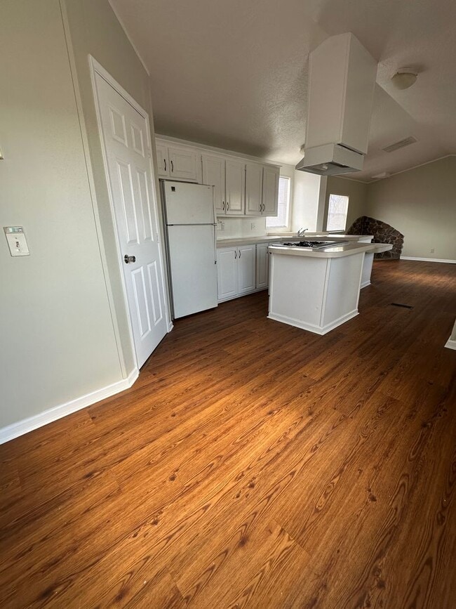 Building Photo - 2 Bed, 2 bath