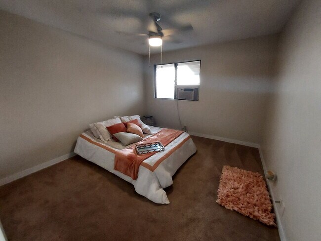 Building Photo - Renovated 2br/1ba/2pkg 3rd Fl Townhome