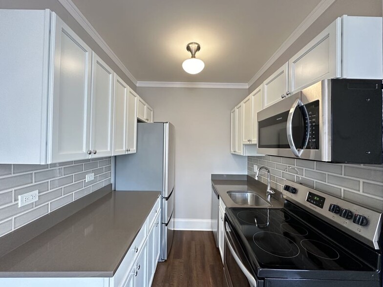 Building Photo - 817 W Lakeside Pl