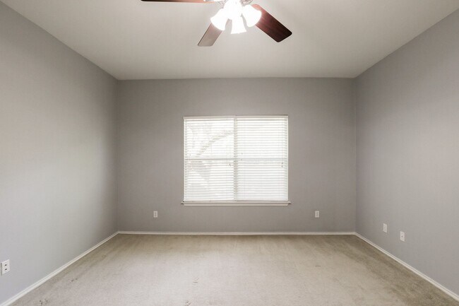 Building Photo - Inviting 4/BR 2/BA Home with Open Layout and Natural Light