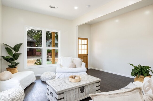 Building Photo - 1061 Shaw Pl