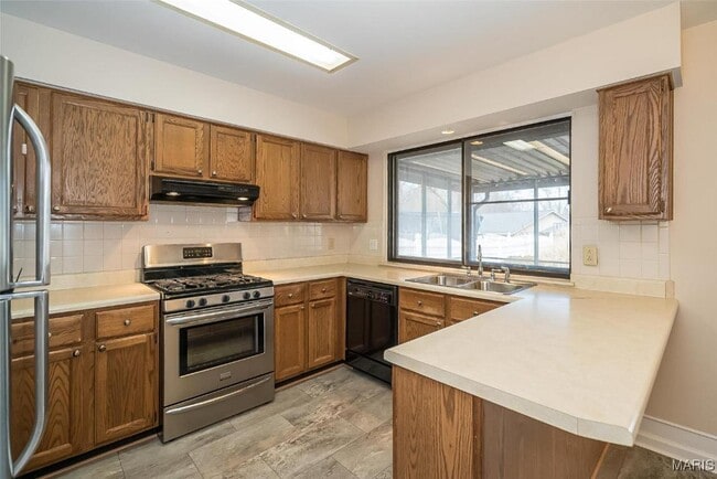 Building Photo - 2018 Creekpoint Dr