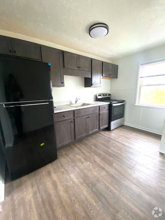Building Photo - Renovated Split Level Townhome!