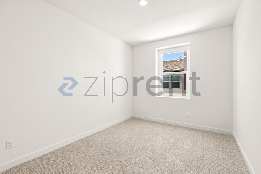 Building Photo - Unit