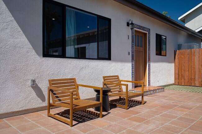 Building Photo - Contemporary New home in Monrovia