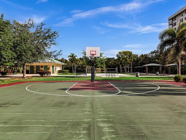 Building Photo - 2701 S Palm Aire Dr