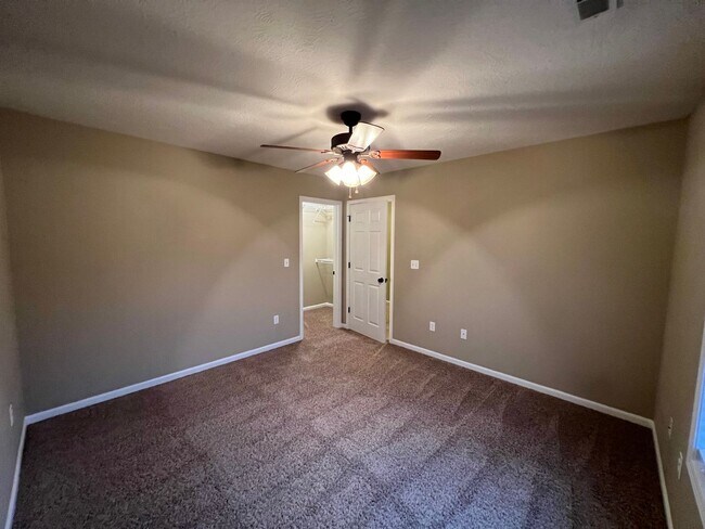 Building Photo - Single Family Home with  Guest House!