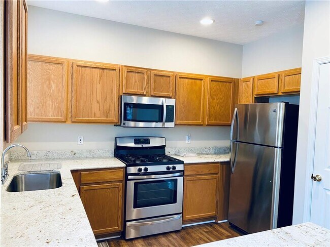 Building Photo - 645 W Oaks Dr