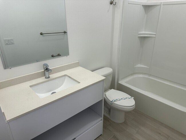 Building Photo - Spacious 2-Bedroom + Den Apartment in Prim...