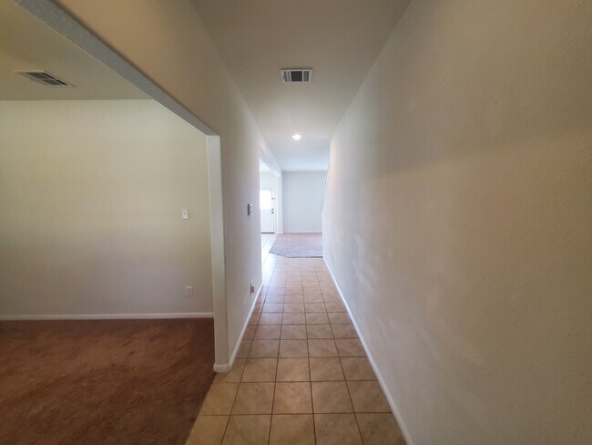 Building Photo - 248 Crowfoot Dr