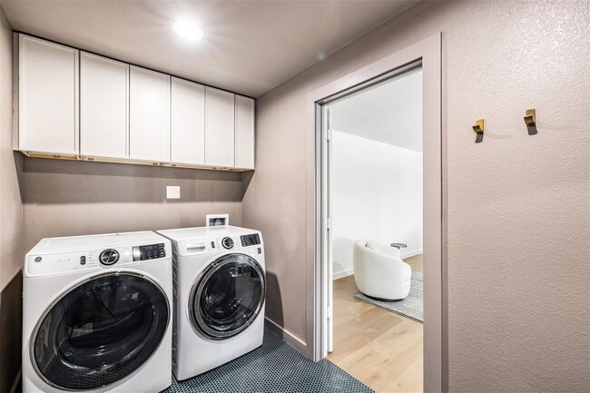 Building Photo - Fully Remodeled 4 bedroom Home in Hamilton...