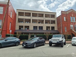Building Photo - Large 2 bedroom one level condo on first f...
