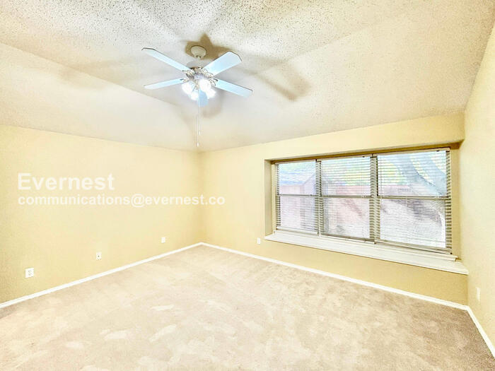 Building Photo - 233 Wagon Wheel Dr