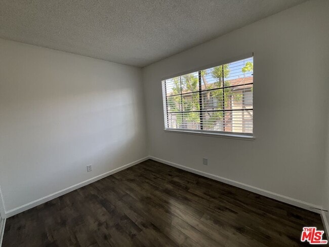 Building Photo - 142 E Merrill Ave